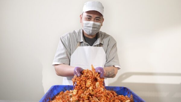 創辦人徐圯邵在產品研發上講究食材比例與口感,堅持製作流程的穩定度。(圖/糕抬粿手食品有限公司提供)