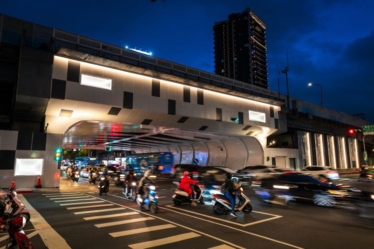 《圖說》改善後夜晚輔以暖色光，打造溫暖的城市氛圍。〈城鄉局提供〉