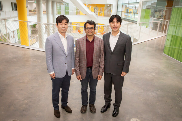 RIMAN Founder & Chairman Joonghyun Ahn and Dr. Jiwon Seo at the Harvard Science and Engineering Center with Professor Samir Mitragotri, marking the beginning of a sponsored research collaboration advancing Araliadiol through organ-on-a-chip technology.