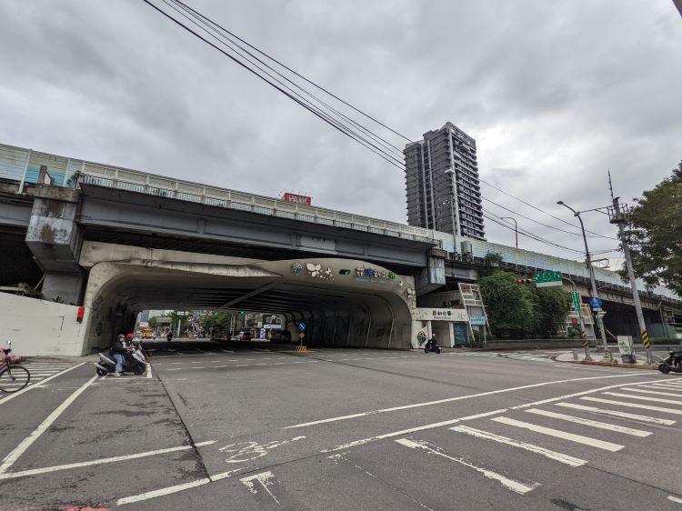 《圖說》民生陸橋是串聯板橋、新莊與中永和的重要交通節點，也是雙北往來的關鍵動線之一，惟改善前環境老化、影響市容。〈城鄉局提供〉