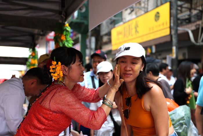 《圖說》「2026緬甸新年浴佛」體驗攤位，讓民眾感受滿滿的異國風情。〈文化局提供〉