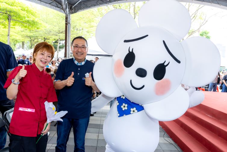 《圖說》侯友宜市長、劉冠吟局長與專屬代言人桐花精靈「發桐醬」合影。〈客家局提供〉