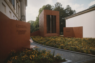 Kohler 與 Flamingo Estate 打造的浴場裝置，坐落於 Padiglione d'Arte Contemporanea（米蘭當代藝術館，地址：Via Palestro, 14）的中庭。