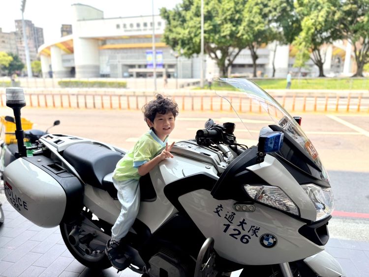 《圖說》小朋友與警用重機車合影留念，親身感受警察工作樣貌。〈海山分局提供〉