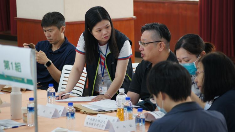 《圖說》台電台北市區營業處服務專員與用戶代表進行桌邊服務,針對各類用電疑問提供精確諮詢。〈台北市區處提供〉