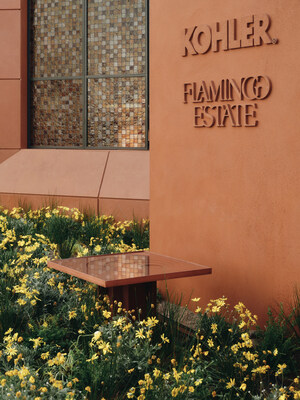 四個獨特的雕塑式傳粉者浴缸之一，於 Kohler 歷史悠久的鑄造廠鑄造而成，並置於自然野花之中