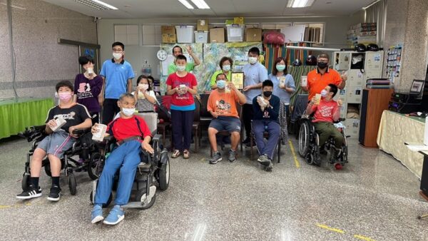 糕抬粿手秉持由心出發的理念,長期參與公益活動,與關懷單位分享食品。(圖/糕抬粿手食品有限公司提供)