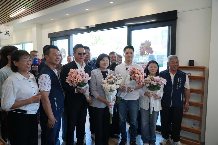 虎尾花農贈送在地種植的洋桔梗花束歡迎縣長張麗善、台北市蔣萬安等來賓。