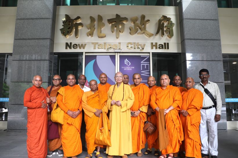《圖說》斯里蘭卡佛教阿瑪拉普拉教派僧團12位長老於新北市府銜牌下留影,中為三峽普賢寺開山住持釋宗道法師。〈社會局提供〉