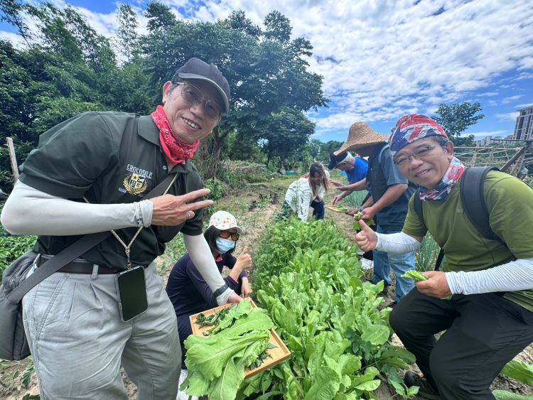 《圖說》學員親手採集當季野菜,體驗原住民族「現採現煮」的飲食文化。〈原民局提供〉