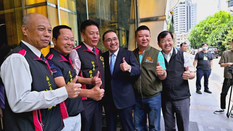 《圖說》侯友宜向新北後憲荷松協會幹部致意及合影,右一民政局長林耀長。〈民政局提供〉