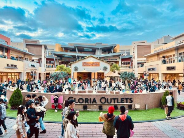 全台首座美式露天Outlets「華泰名品城」坐落桃園高鐵站與機場捷運A18站旁，結合開放式街區與國際品牌進駐，成為青埔高鐵生活圈的重要商業地標。圖/桃園市政府
