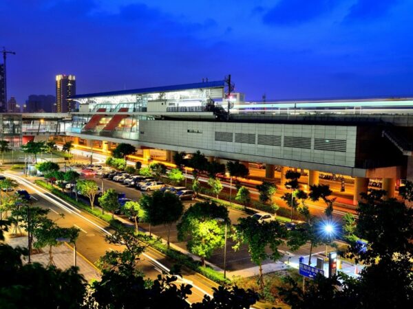 高鐵桃園站為青埔發展核心交通樞紐，串聯雙北、台中及南部城市，同時銜接桃園國際機場與機場捷運，奠定A18生活圈門戶地位與區域發展動能。圖/交通部鐵道