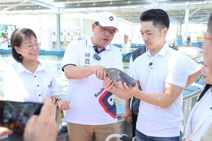 蔣萬安市長了解台灣鯛智慧養殖流程。