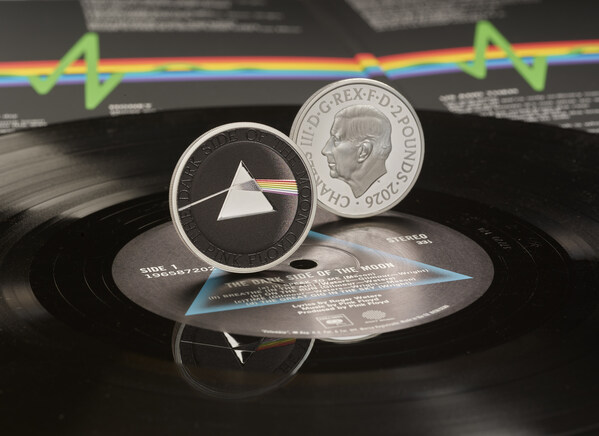 皇家鑄幣廠推出的官方 Pink Floyd 紀念幣,背面採用了《The Dark Side of the Moon》的經典稜鏡設計,正面則是國王陛下肖像。 這枚紀念幣將於 2026 年 5 月 14 日推出,紀念 Pink Floyd 超越半世紀以來卓越不凡、永垂不朽的傳奇成就。 皇家鑄幣廠推出的官方 Pink Floyd 紀念幣,背面採用了《The Dark Side of the Moon》的經典稜鏡設計,正面則是國王陛下肖像。 這枚紀念幣將於 2026 年 5 月 14 日推出,紀念 Pink Floyd 超越半世紀以來卓越不凡、永垂不朽的傳奇成就。