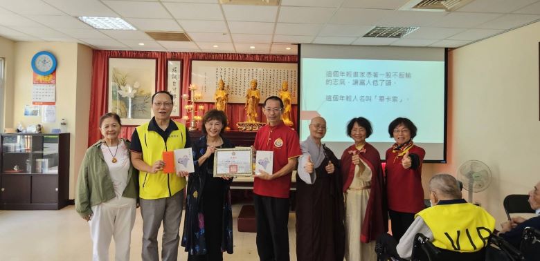 《圖說》世界佛教正心會執行秘書鄭文立〈右四〉前往板橋榮家關懷榮民長輩與榮民遺孤合影,左三板橋榮家主任陳桂美、左二副主任劉汝俊。〈正心會提供〉
