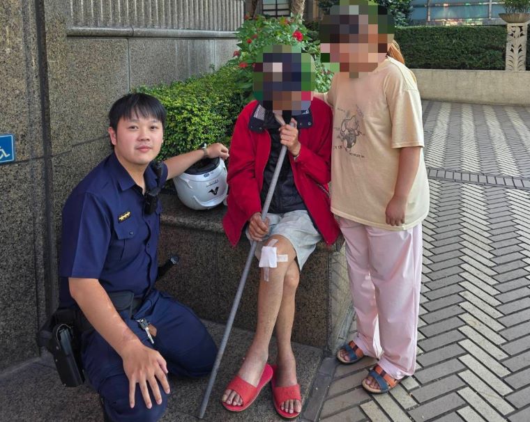 《圖說》海山派出所警員劉彥宏、蘇俊霖接獲民眾報案指出,有民眾跌倒路旁,兩員立即趕赴現場查看。〈海山分局提供〉