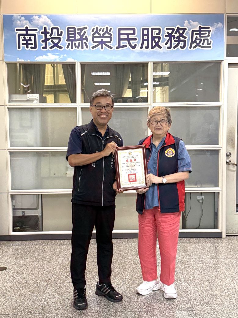 《圖說》南投榮服處長李毓錫代表接受並回贈感謝狀。〈正心會、南投榮服處提供〉
