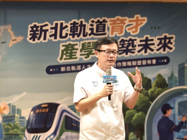 《圖說》教育局長張明文表示,今年除提供30個暑期工讀機會外,新北捷運公司也將持續開放各校申請機廠參訪及技術交流。〈記者葉柏成攝〉
