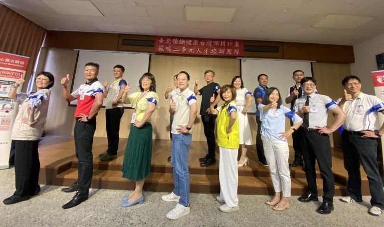 《圖說》板橋榮家「深耕計畫+韌性醫療」倡議活動示範CPR人員合影。〈板橋榮家提供〉