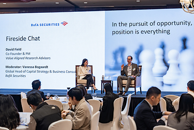圖右為 Value Aligned Research Advisors 聯合創辦人兼投資組合經理 David Field，於 2026 年 5 月 21 日在香港舉辦的 BofA Securities 另類投資論壇期間，參與由 BofA Securities 全球資本策略與顧問主管 Vanessa Bogaardt 主持的爐邊對談。