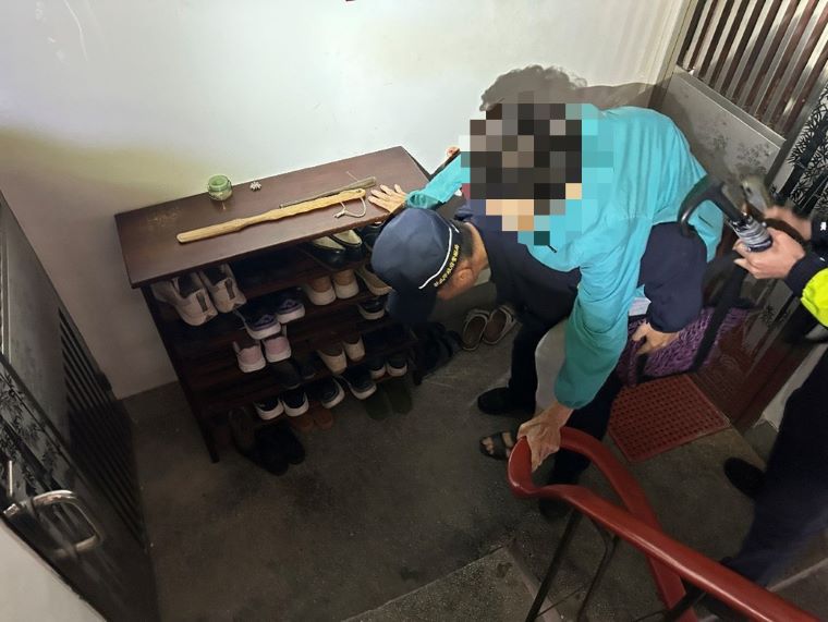 《圖說》埔墘派出所長林維群親自將老婦揹負上樓,李羽騰則在後方小心攙扶,確保上下樓過程安全無虞。〈海山分局提供〉