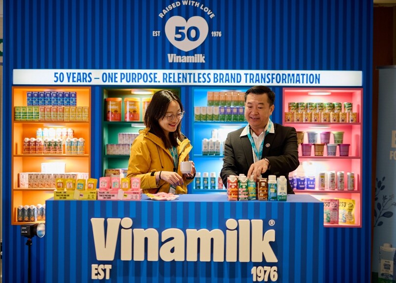 與會嘉賓在2026年全球乳業大會期間參觀Vinamilk展台，了解其最新營養創新產品。