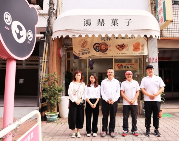 鴻鼎菓子行銷主管許宜婷（Tina）在門市時期擔任店長合照。(圖/業者提供)