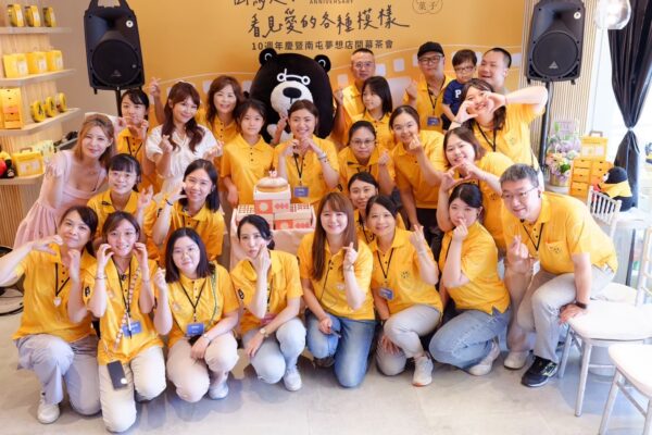 鴻鼎菓子十周年全體合照。(圖/業者提供)