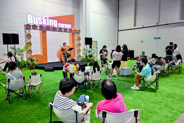 「2026金沙物美嘉年華」的「隨心所唱Busking Corner」專區吸引不少熱愛歌唱的人士即席表演，大會亦安排專業歌手進行暖場演出，進一步豐富嘉年華的活動體驗。
