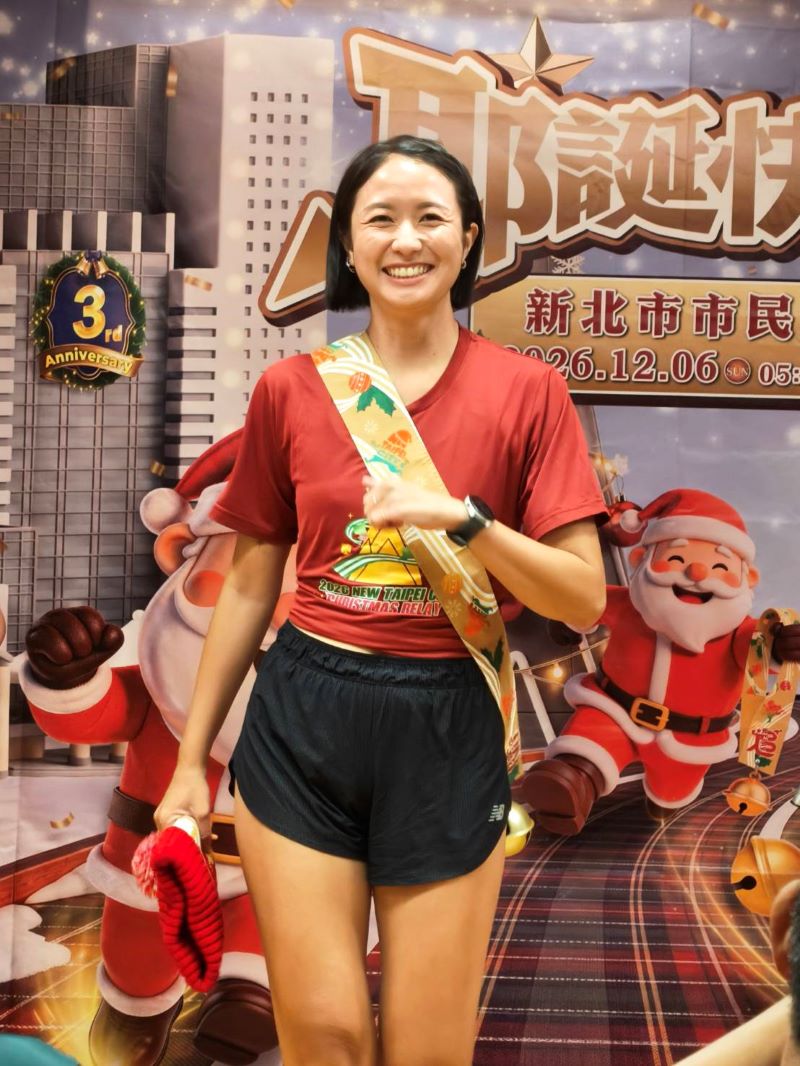 《圖說》新北歡樂耶誕城人氣活動之一的耶誕馬拉松接力賽，鼓勵隊伍發揮創意，以最吸睛造型迎戰賽事，今年更推出人氣票選活動。〈記者葉柏成攝〉