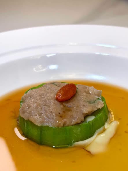 芙蓉勝瓜蒸牛滑選用現打牛肉製成細嫩牛滑，搭配清甜絲瓜與魚汁蒸蛋一同蒸製，入口滑嫩鮮香，最後點綴淡雅陳皮香氣，展現粵菜細膩層次與山海交融的風味。圖／周含鍾攝