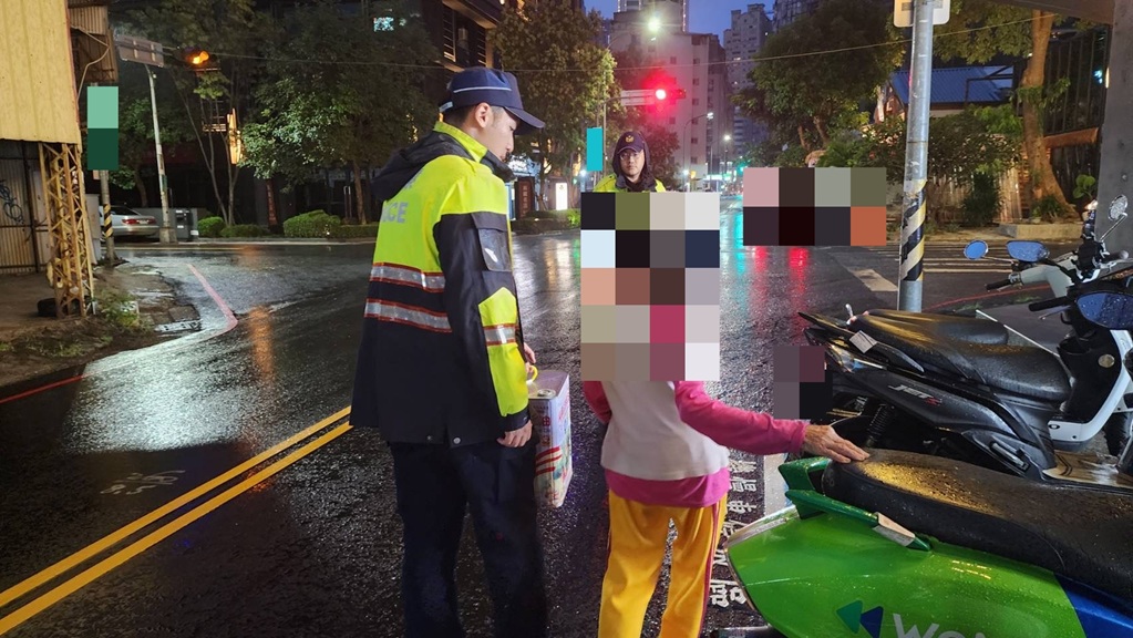 ▲圖說:民權所員警一眼認出老婦人一個月前曾經走失過,隨即調閱之前處理資料將其護送返家 (圖/台中市政府 提供)