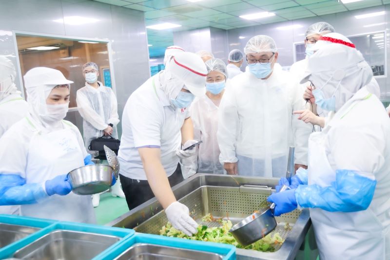 《圖說》市長侯友宜實地巡查團膳作業,查看烹煮後食材溫度檢測結果。〈教育局提供〉