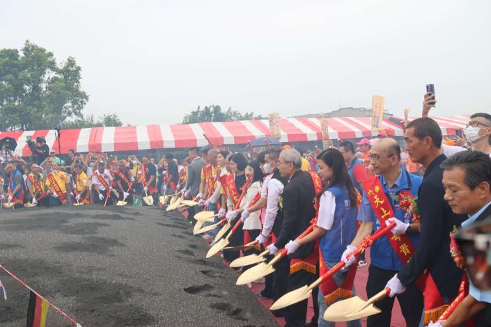 冠蓋雲集 張縣長與眾多嘉賓一同為大北勢股紅壇動土 「雲林六房媽過爐」揭開序幕