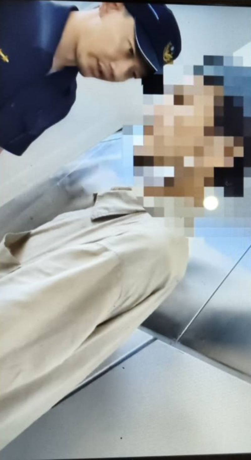 《圖說》三鶯捷運台北大學站今上午驚傳乘客亮刀事件，捷警獲報後迅速到場處置，當場依法逮捕送辦。〈警察局提供〉