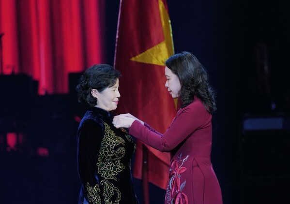 梅嬌蓮在Vinamilk五十週年慶典上，榮獲三等獨立勳章