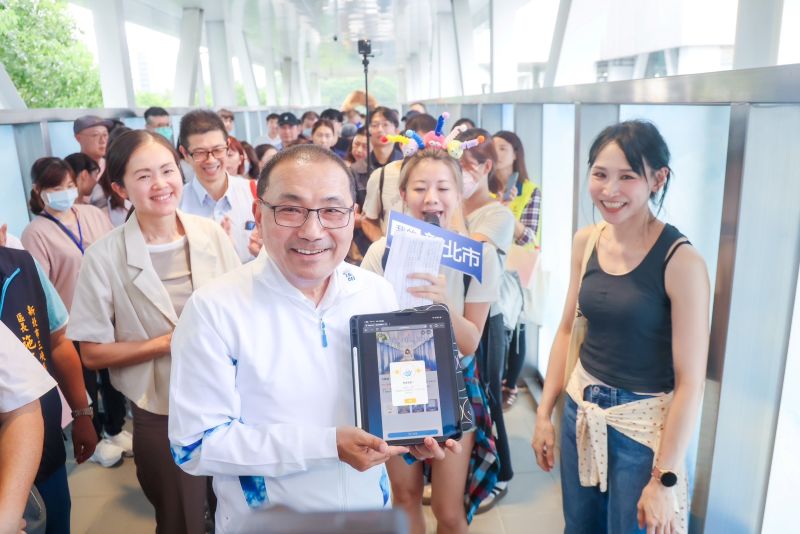 《圖說》「我的星際好友─乘著三鶯去旅行」實境解謎活動,於頂埔站、三峽站、臺北大學站、鶯歌車站及陶瓷老街站五個站點,打造專屬解謎關卡,讓搭乘捷運成為探索城市的新體驗。〈新聞局提供〉