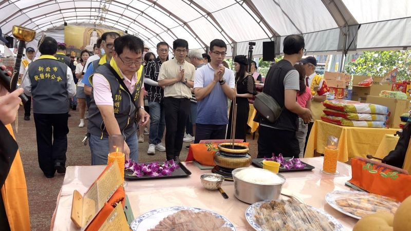 《圖說》參加民眾上香資料照片。〈動保處提供〉