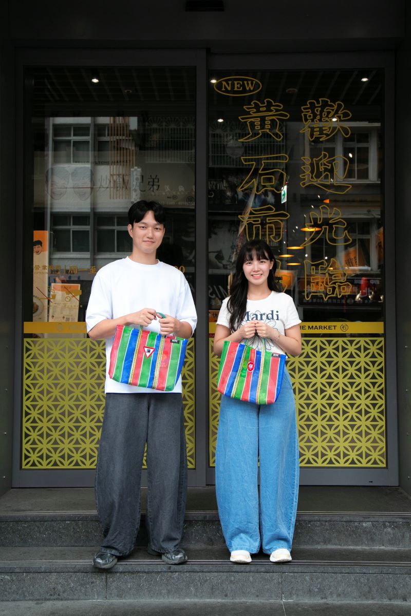 《圖說》帶著平安茄芷袋去買菜，讓每一次採買，都能平安出門、安心回家。〈新聞局提供〉